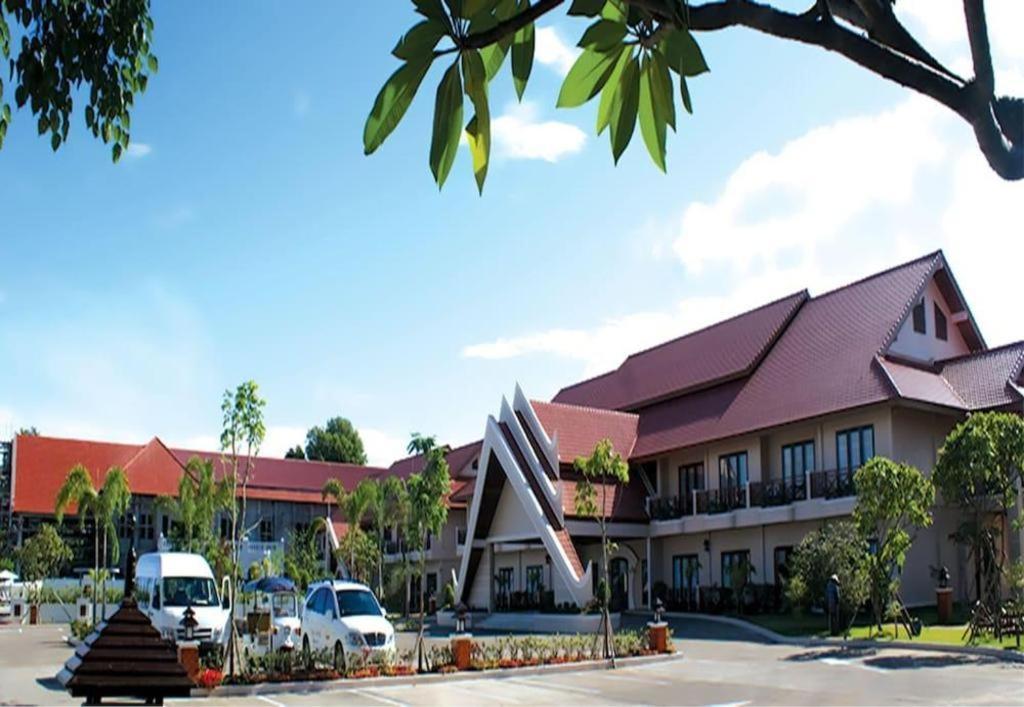 Daosavanh Resort & Spa Hotel Savannakhet Bagian luar foto